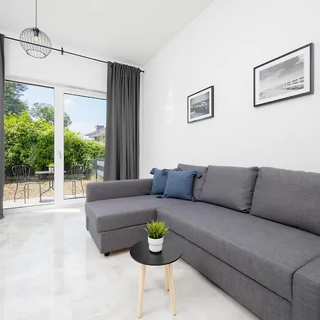 Wyjatkowy Z Uroczym Ogrodkiem Oraz Parkingiem By Renters Appartement Varsovie