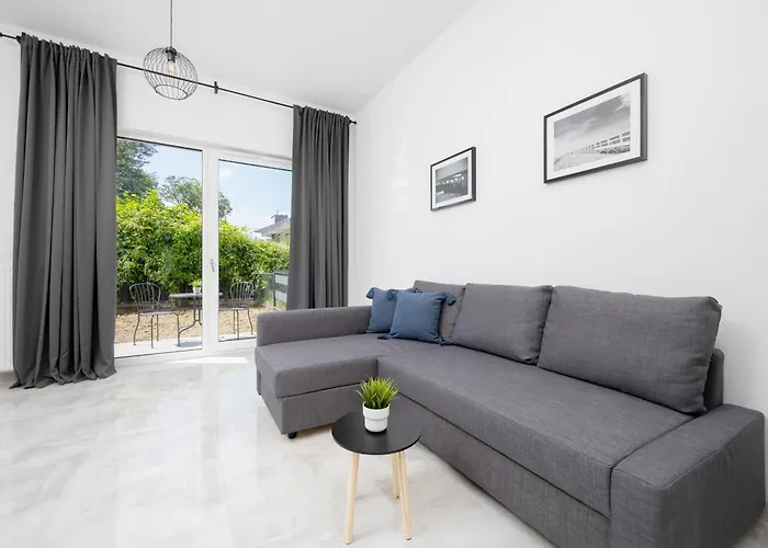 Wyjatkowy Z Uroczym Ogrodkiem Oraz Parkingiem By Renters Lejlighed Warszawa