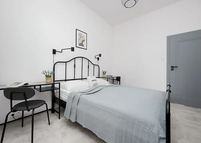 Lejlighed Wyjatkowy Z Uroczym Ogrodkiem Oraz Parkingiem By Renters Warszawa