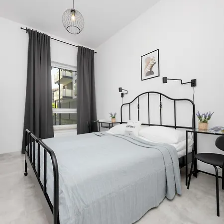 Apartment Wyjatkowy Z Uroczym Ogrodkiem Oraz Parkingiem By Renters Warschau